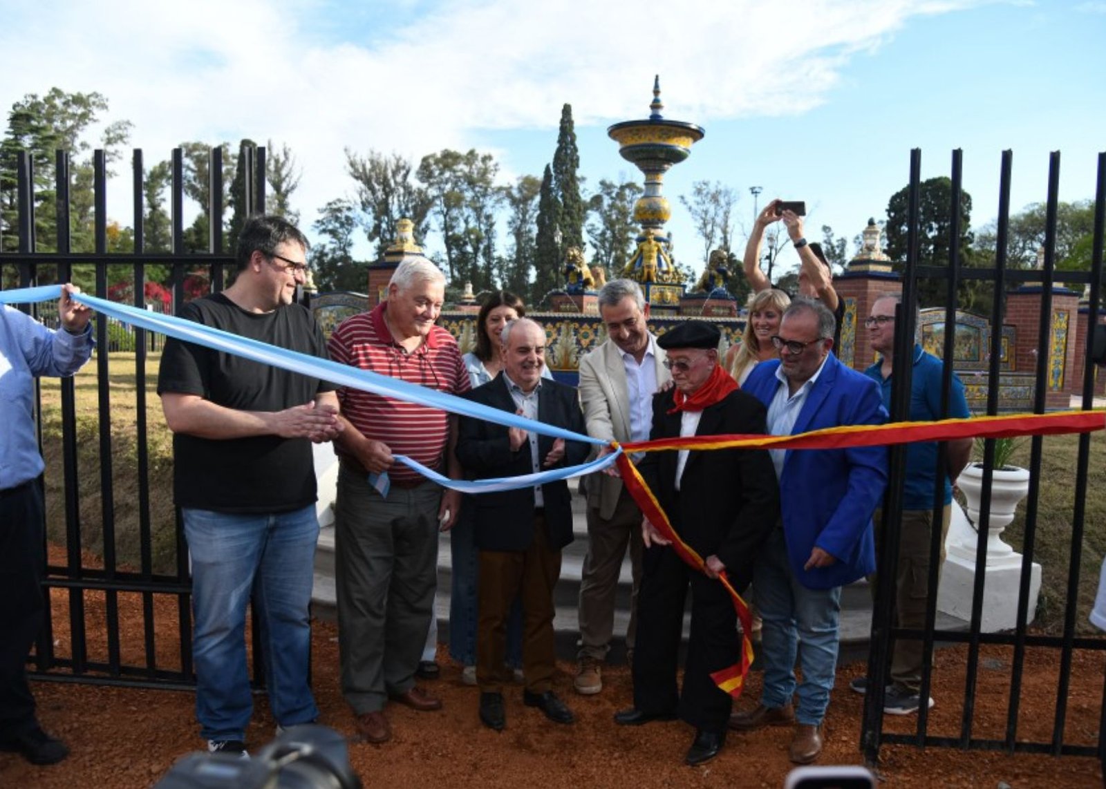 Después de 30 años La Fuente de los Españoles volvió a brillar en el parque de la Independencia